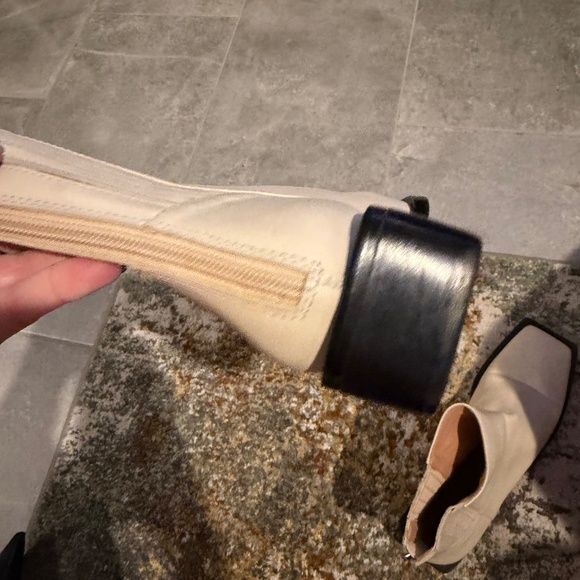 Schutz Guily Square Toe Bootie in White Size 8 - Picture 8 of 8